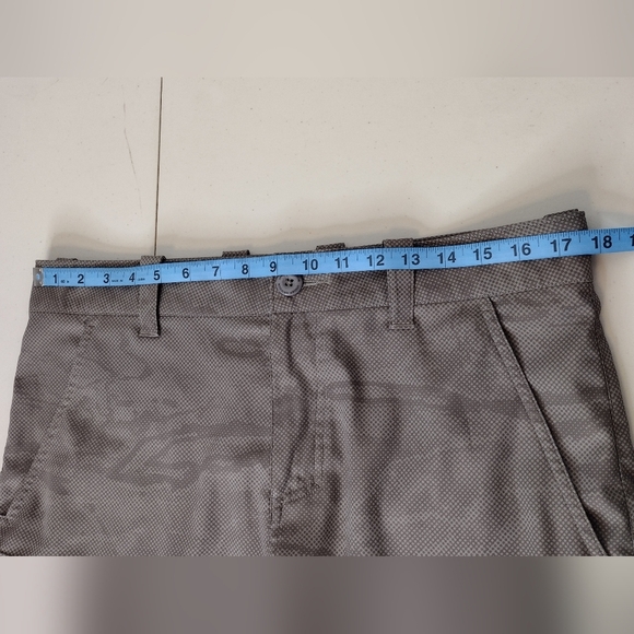 Under Armour Gray Camo Loose Fit Classic Athletic Golf Cargo Shorts Sz 34 - Picture 12 of 15